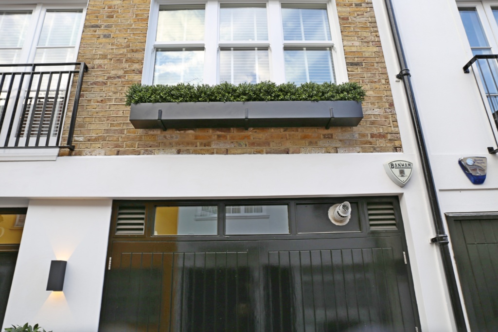 Brackets for window sills, walls and railings London Planters